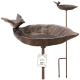 Ein dekorativer Vogelbad mit einer blattförmigen Schale und einer Vogelstatue, die am Rand sitzt, mit einem Höhenetikett von 65 cm.