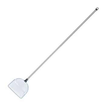 Łopatka do sprzątania dla zwierząt z długim uchwytem i przezroczystą plastikową głowicą, zaprojektowana do łatwego sprzątania odchodów zwierząt.