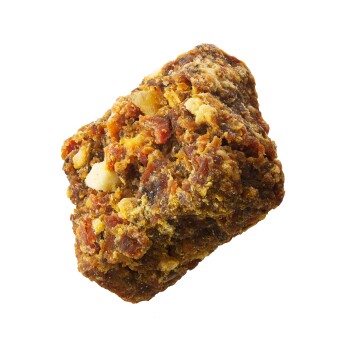 Ein einzelner, strukturierter Haustierleckerlis mit einer Mischung aus braunen und gelben Farbtönen, mit sichtbaren Fleischstücken und anderen Zutaten.