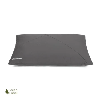 Drei gestapelte graue Haustierkissen mit dem Logo "Doctor Bark" sichtbar an der Seite, mit einem "Green Label" Emblem.