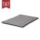 Graues Haustierbett mit gepolstertem Design, mit einem Etikett, das angibt, dass es bei 95°F maschinenwaschbar ist.