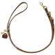 Braune Leder-Hundeleine mit goldenen Beschlägen und blauer Naht, mit einem Schlaufengriff und einem kleinen Anhänger.