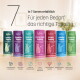 Graue Katze schaut aus einem hölzernen Häuschen mit „KatKare“-Logo; deutscher Text: „Mit dem Kauf jeder Dose spendest Du 3 Mahlzeiten...“ und QR-Code „Mehr Infos“.