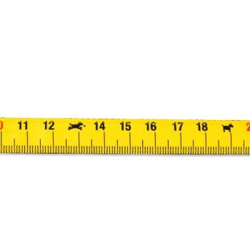 Gelbes Maßband mit schwarzen und roten Markierungen und kleinen Hund- und Knochen-Symbolen zwischen den Zahlen 12 und 19.