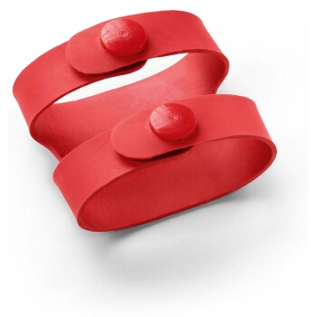 Rotes Gummihundespielzeug mit zwei Schlaufen und Druckknopfverschlüssen, entworfen für interaktives Spielen.