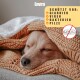 Ein schlafender Hund, der in eine gemütliche orangefarbene Decke gewickelt ist, mit einem Textfeld, das "Schützt vor: Giardien, Viren, Bakterien, Pilze" und ein Nahrungsverbotssymbol anzeigt.