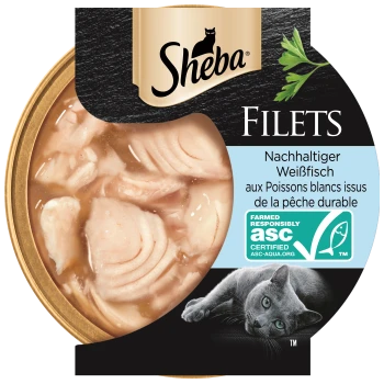 Sheba Filets Katzenfutterdose mit nachhaltigem weißen Fisch, mit einer Nahaufnahme der zarten Fischstücke in Brühe und einer grauen Katze, die daneben entspannt.