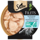 Sheba Filets Katzenfutterdose mit nachhaltigem weißen Fisch, mit einer Nahaufnahme der zarten Fischstücke in Brühe und einer grauen Katze, die daneben entspannt.