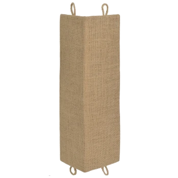 Griffoir pour chat en jute naturel avec deux boucles suspendues pour un attachement facile.