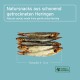 Natürliche Snacks aus schonend getrocknetem Hering, mit mehreren ganzen Fischen, mit einer Größenangabe von 8-12 cm.