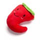 Rotes Plüsch-Chili-Pfeffer-Haustierspielzeug mit einem lächelnden Gesicht und grünem Stiel auf weißem Hintergrund.