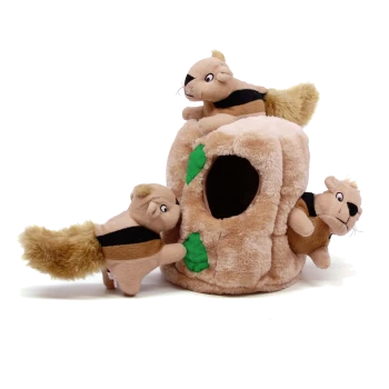 Plüsch-Haustierspielzeug mit drei cartoonhaften Eichhörnchen, die an einem weichen Baumstamm mit einer hohlen Öffnung und grünen Blättern klettern.