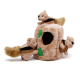 Plüsch-Haustierspielzeug mit drei cartoonhaften Eichhörnchen, die an einem weichen Baumstamm mit einer hohlen Öffnung und grünen Blättern klettern.