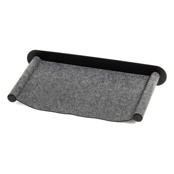 Graues Filz-Haustierbett mit schwarzen Kanten, an beiden Enden gerollt, entworfen für Komfort und Stil.