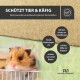 Hamster, der über Gitterstäbe schaut; deutscher Schriftzug „SCHÜTZT TIER & KÄFIG“ mit Hinweisen zu Schutz und Schädlingen, Markenlogo.