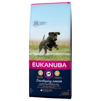 Eukanuba Developing Junior Hundefutter in einer Tüte mit einem verspielten schwarzen Welpen, der auf einem grasbewachsenen Feld läuft, mit Nährwertangaben und Ansprüchen.