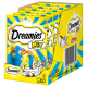Emballage de friandises pour chats Dreamies Mix présentant une illustration de chat joueur, un fond jaune vif, et un texte indiquant les saveurs de saumon et de fromage.