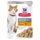 Hill's Science Plan Katzenfutterbeutel mit einer rot-weißen Katze, beschriftet mit "Sterilised Cat Young Adult with Chicken," zeigt Stücke in Soße.