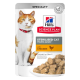 Hill's Science Plan Katzenfutterbeutel mit einer rot-weißen Katze, beschriftet mit "Sterilised Cat Young Adult with Chicken," zeigt Stücke in Soße.
