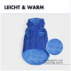 Eine blaue Daunenjacke für Hunde, die eine Kapuze, eine Reißverschlusstasche und ein Loch für die Leinenbefestigung hat, flach auf einem weißen Hintergrund ausgelegt.