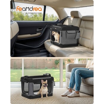 Ein kleiner Hund sitzt in einer tragbaren Haustiertrage auf dem Rücksitz eines Autos, mit einer gemütlichen Wohnzimmer-Szene und einer Person in der Nähe.