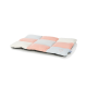 Ein weiches, rechteckiges Haustierbett mit einem Patchwork-Design in Pastellrosa, Grau und Weiß, mit einem kleinen Herz, das in eine Ecke gestickt ist.
