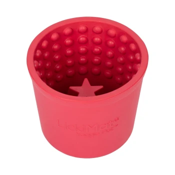 Rotes Silikonhaustierspielzeug mit strukturiertem Inneren und einer sternförmigen Basis, beschriftet mit "LickiMat® Yoggie Pot™".