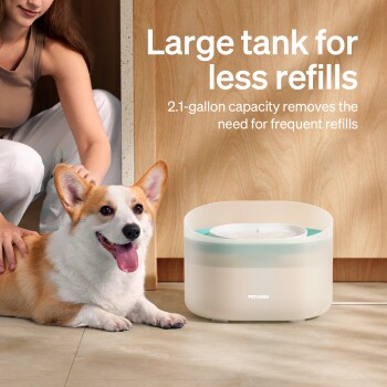 Frau streichelt einen Corgi neben einem großen PETLIBRO Haustier-Wassertank mit 2,1 Gallonen und dem Text "Großer Tank für weniger Nachfüllungen."