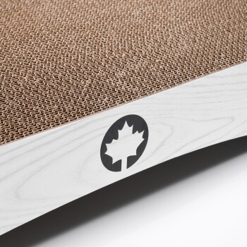 Eine Nahaufnahme eines Kratzbretts für Katzen mit einer strukturierten braunen Oberfläche und einer weißen Holzunterlage mit einem schwarzen Ahornblatt-Logo.