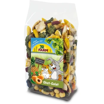 Klare Plastiktüte mit buntem Tierfuttermix, beschriftet mit "JR FARM Obst-Salat" und einem Cartoonkaninchen sowie "mit vielen Vitaminen."