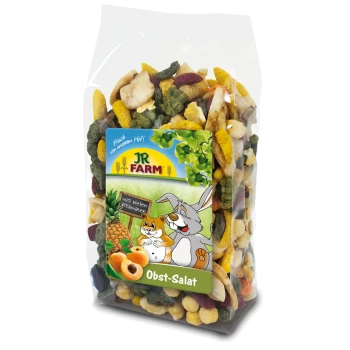 Klare Plastiktüte mit buntem Tierfuttermix, beschriftet mit "JR FARM Obst-Salat" und einem Cartoonkaninchen sowie "mit vielen Vitaminen."