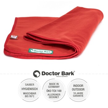 Rote Haustierdecke von Doctor Bark, beschriftet mit 'Made in Germany', mit Waschhinweisen bis 95°C und allergiefreundlicher Zertifizierung.
