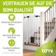 Weißes Sicherheitstor oben an der Treppe mit "Vertrauen Sie auf die Bomi Qualität" und Symbolen für Sicherheit, Beratung und Service.