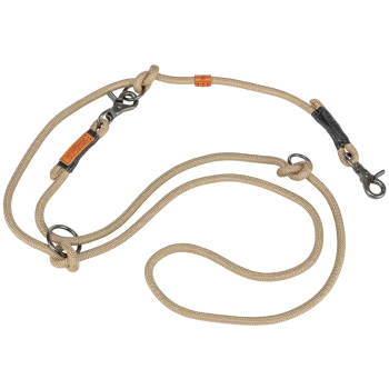 Eine beige Seil-Hundeleine mit Metallclips und einem Lederlabel, mit einem robusten Design für das Gassigehen mit Haustieren.