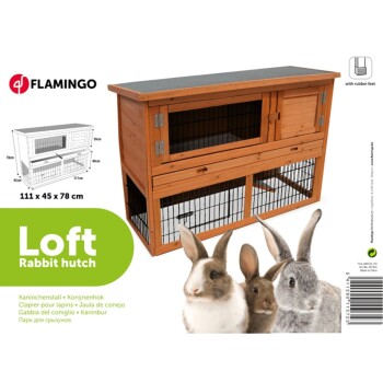 Holzkaninchenstall mit zwei Ebenen, Maße 111 x 45 x 78 cm, mit einem grünen Etikett "Loft Kaninchenstall" und drei Kaninchen davor.