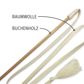 Beiges Baumwollquasten-Katzenspielzeug mit Buchenholzstab; Pfeile beschriften "BAUMWOLLE" und "BUCHENHOLZ".