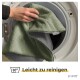 Eine Hand, die eine weiche, grüne Haustierdecke in eine Waschmaschine legt, mit dem Text 'Leicht zu reinigen' darunter.