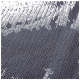 Nahaufnahme einer strukturierten grauen Haustierdecke, die ihren weichen, gestrickten Stoff mit einem atmungsaktiven Muster zeigt.