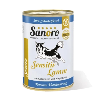 Dose Sanoro Hundefutter mit der Aufschrift "Sensitiv Lamm" und einer schwarz-weißen Hundillustration, mit "30% Muskelfleisch" und "Premium Hundenahrung."