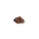 Une petite pile de friandises pour animaux en forme d'os brun sur un fond blanc.