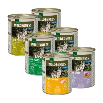 Sechs Dosen Wilderness-Hundefutter in den Geschmacksrichtungen: True Country, Deep Forest, Pure Turkey und Pure Sheep, jede mit 95% Fleischgehalt.