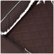 Braunes, gestepptes Haustierbett mit einer glatten, lederähnlichen Textur und schwarzem Piping entlang der Kanten.