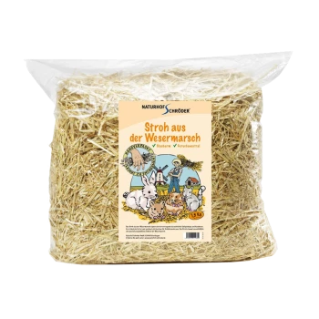 Eine durchsichtige Tüte mit Stroh, beschriftet mit "Stroh aus der Wesermarsch," mit kleinen Tierillustrationen und dem Hinweis, dass es staubfrei ist, 1,5 kg.