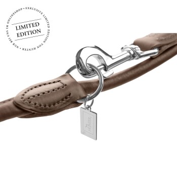 Nahaufnahme einer limitierten Auflage einer Haustierleine mit elegantem Lederdesign, Metallclip und einem kleinen Anhänger mit 'HUNTER'-Logo.