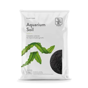 Een zak Tropica Aquarium Soil, met groene bladeren en een zwarte ondergrond, gelabeld "Compleet substraat voor verbeterde plantengroei."