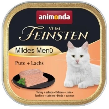 Vom Feinsten Adult 32x100g Pute und Lachs Dose mit Katzenfutter neben einer weißen Katze, mit "animonda vom Feinsten Mildes Menü Pute + Lachs" auf dem Etikett.