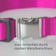 Nahaufnahme eines rosa Haustierhalsbands mit einer starken Metall-Schnalle, mit dem Text "max. Sicherheit durch starken Metallverschluss."