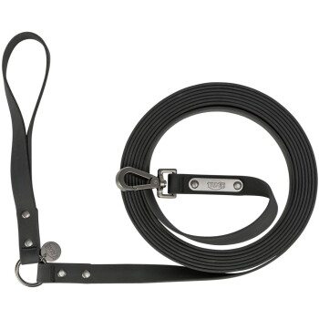 Schwarze Hundeleine ordentlich aufgerollt, mit einem stabilen Clip und einem Metallring, mit einem sichtbaren Logotag am Griff.