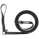 Schwarze Hundeleine ordentlich aufgerollt, mit einem stabilen Clip und einem Metallring, mit einem sichtbaren Logotag am Griff.