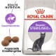 Royal Canin Regular Sterilised Katzenfutterbeutel mit einer schwarzen Katze, Futterstücken und Text, der gesunde Ernährung und Gewichtskontrolle hervorhebt.